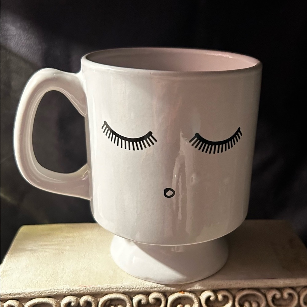 Global Designs, Face of the Day eyelashes coffee mug.